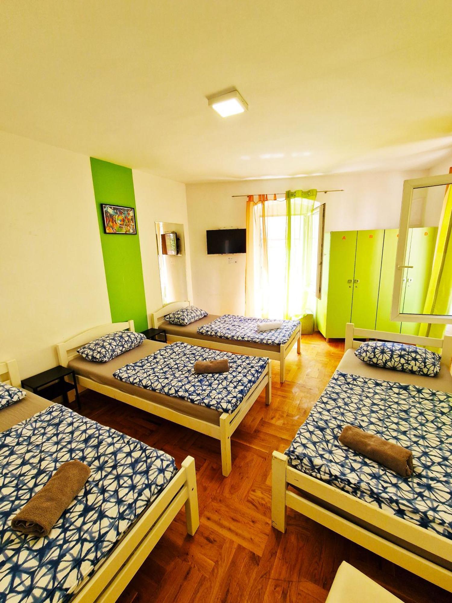 Croparadise Hostel Split Exterior photo